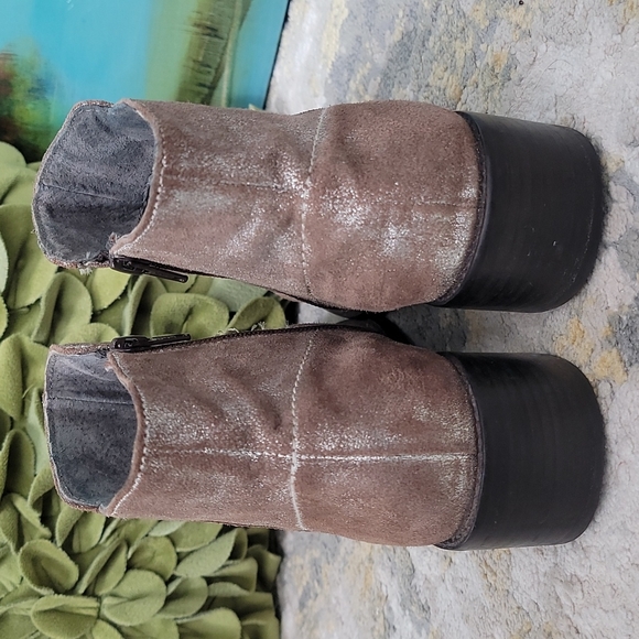 Seychelles Ankle Boots - Suede & Silver Metallic Chelsea Style Western - Picture 10 of 14